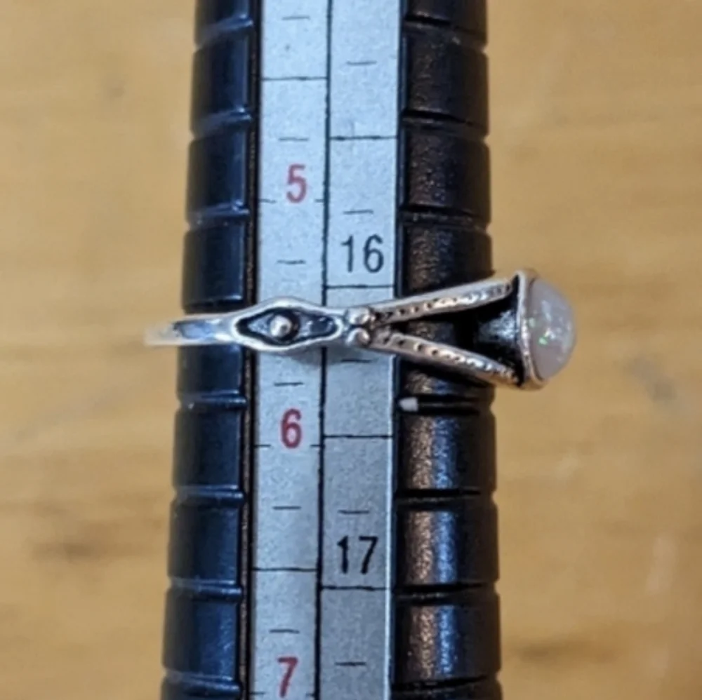 Vintage Geometric Round Simulated Opal Gemstone Ring, T1B6A